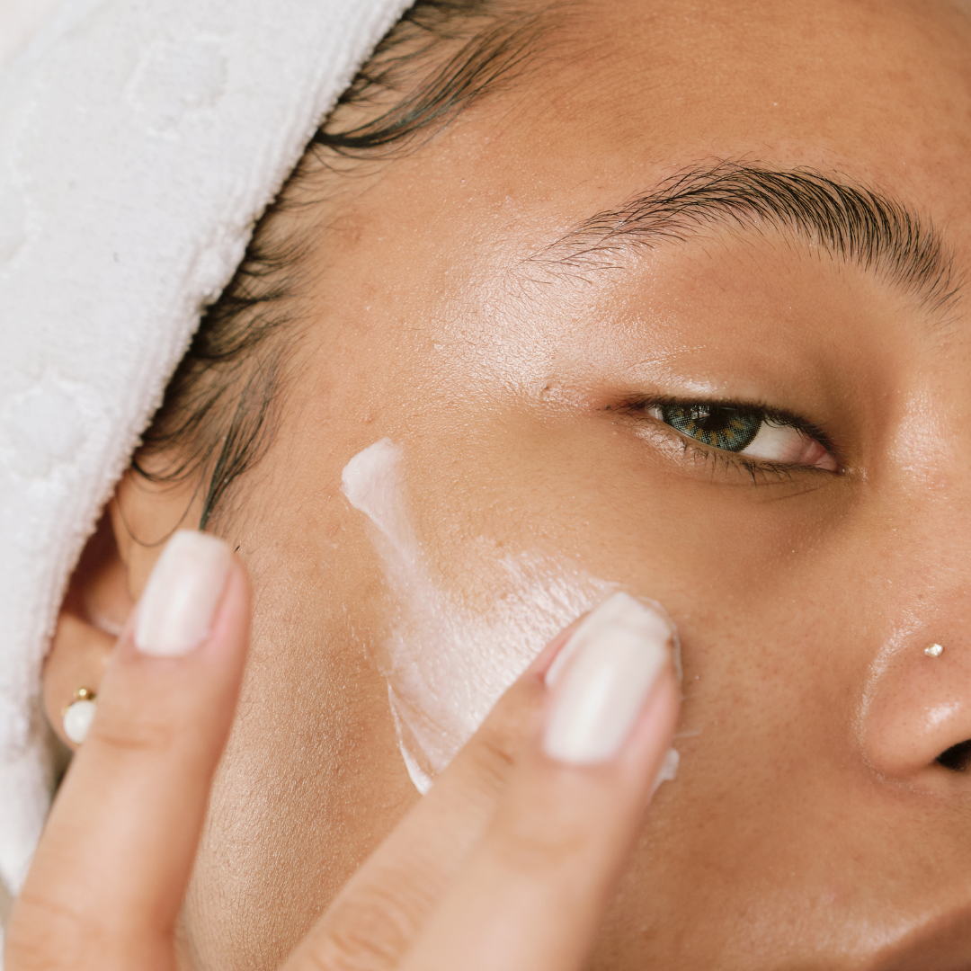Black woman applying Niacinamide Gel Moisturizer